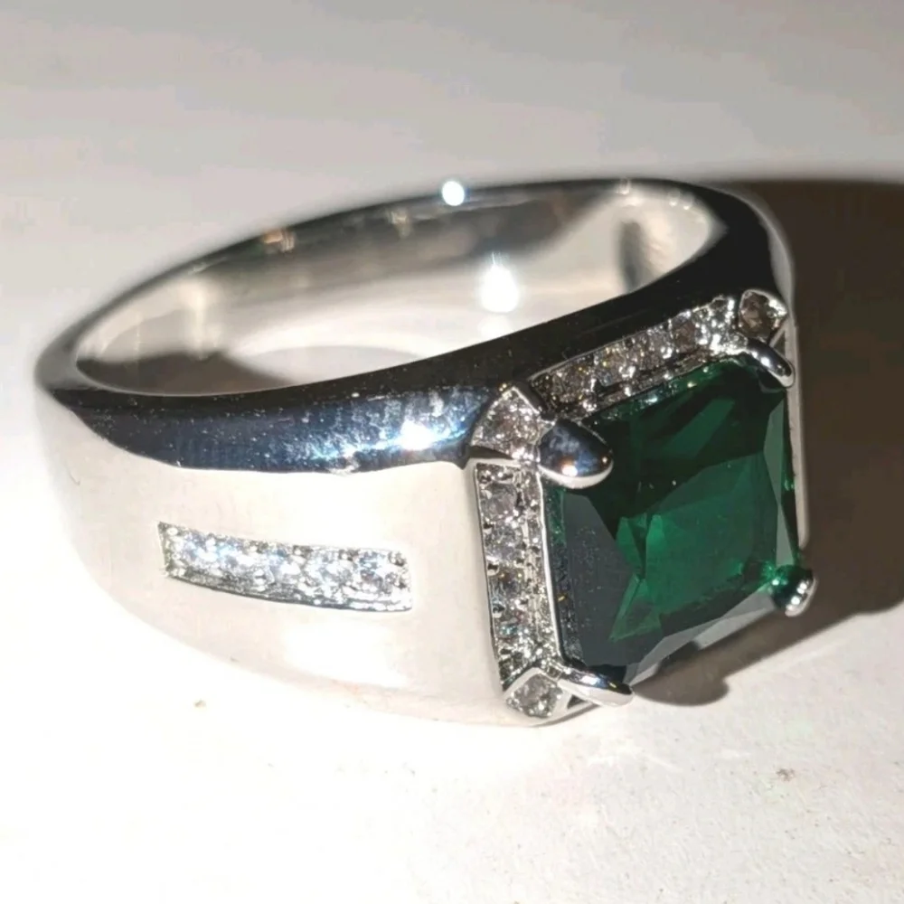 Silvery Classic Men's emerald green Gemstone Lab Created Diamond Ring Size 9